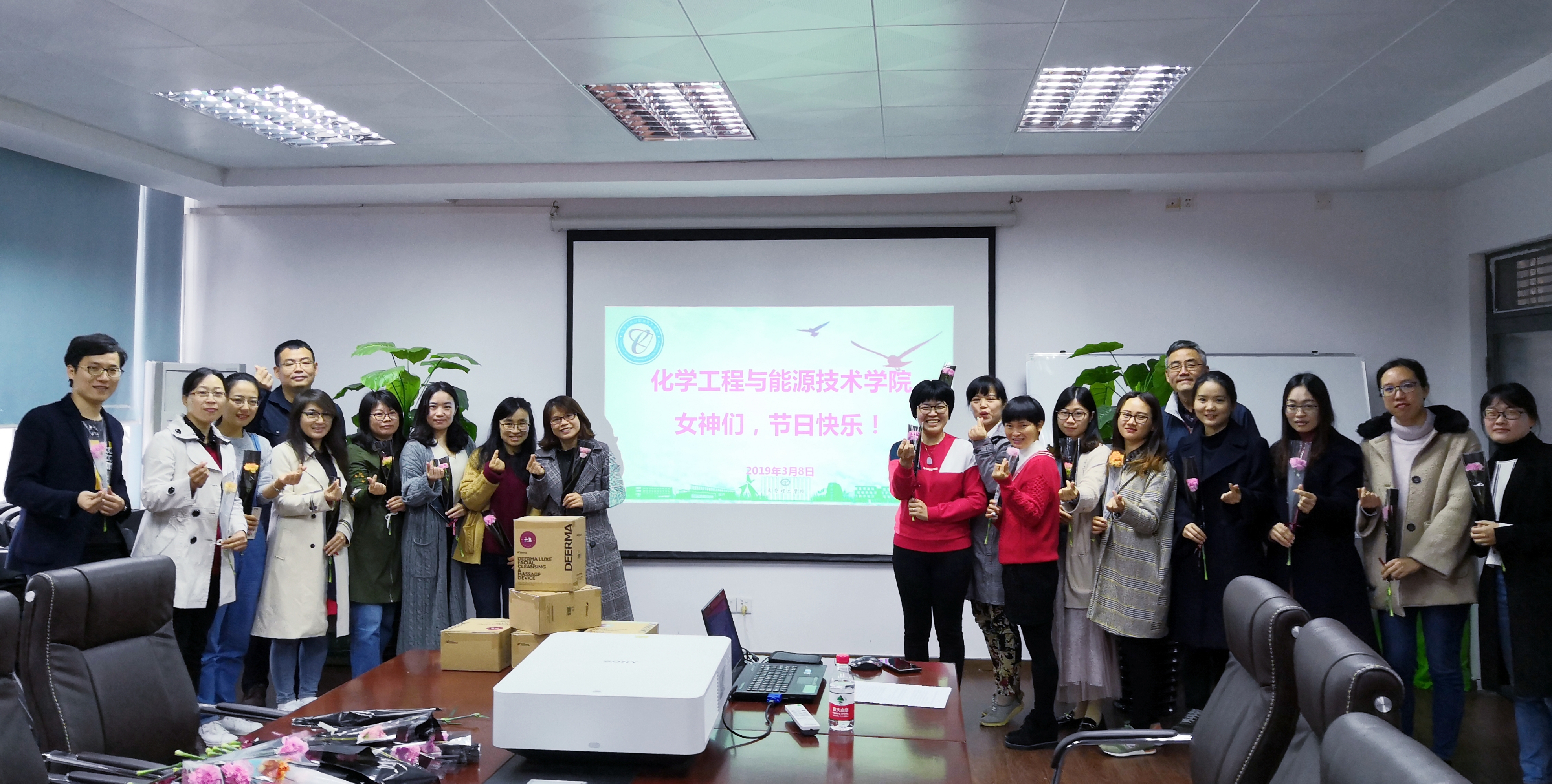化能学院女教工欢庆国际妇女节1.jpg
