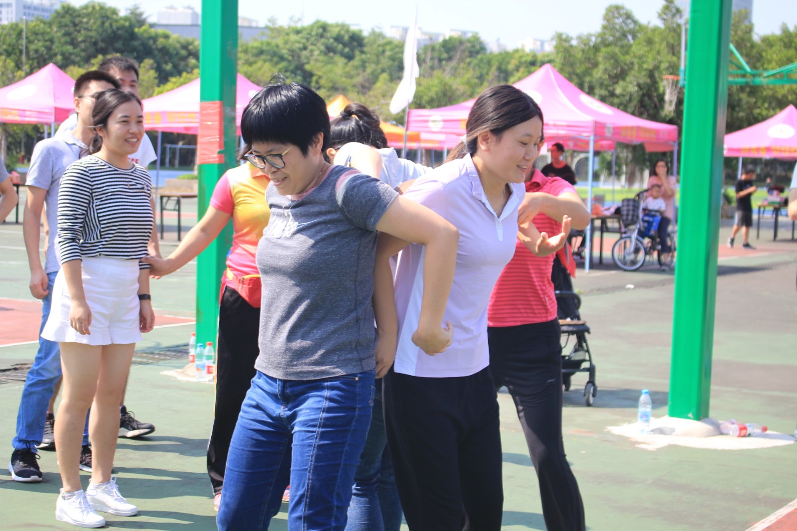 老师玩游戏1.JPG
